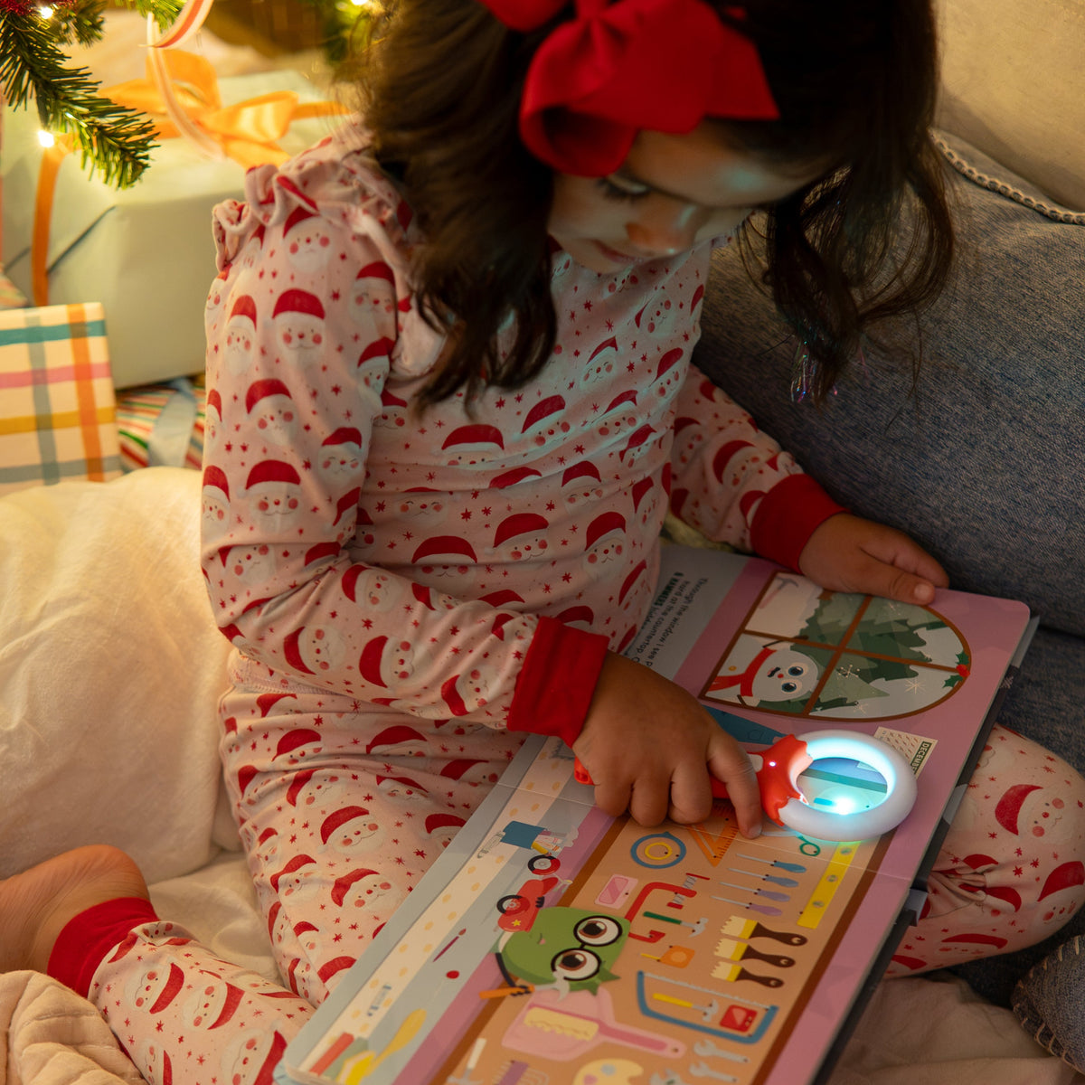 Light-Up Library™ - Seek and Find with Scoops the Snow Pal