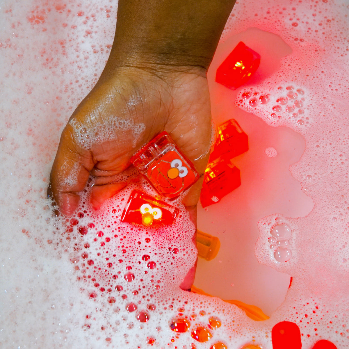 [Elmo] Elmo cube glowing red at bath time